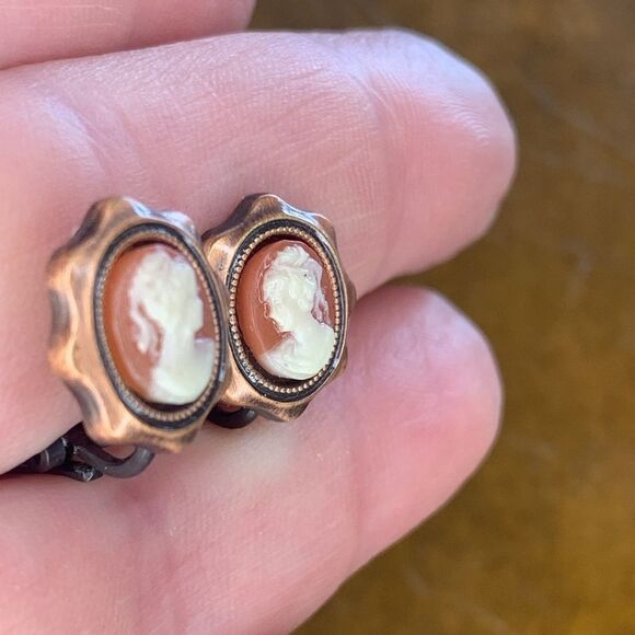 Small Vintage Copper framed Cameo Clip Earrings - Picture 2 of 4